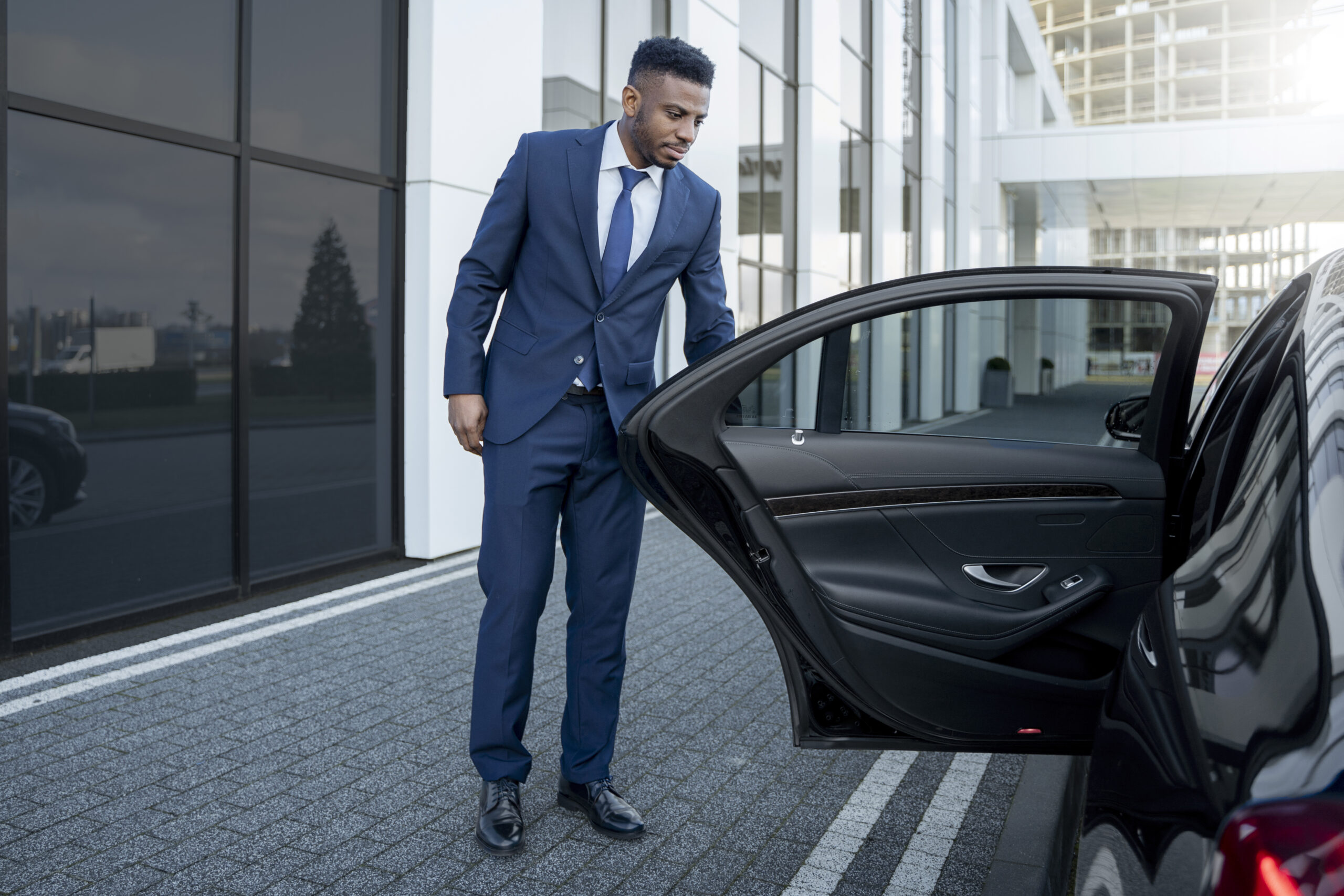 elegant-uber-driver-giving-taxi-ride-scaled